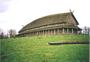 ähnliches der von den Germanen verwendetes Langhaus (nachgebautes Wikinger Langhaus in der Trelleborg bei Slagelse / Seeland / Dänemark) 