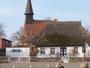 Rügen - altes Fischerhaus und Kirche in Schaprode