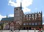 Stralsund - "Alter Markt" mit Rathaus, Bürgerhäusern und dahinter die Nikolaikirche 