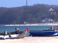 Rügen - Fischerboote am Strand von Baabe, im Hintergrund das Ostseebad Göhren Rügen - Fischerboote am Strand von Baabe, im Hintergrund das Ostseebad Göhren