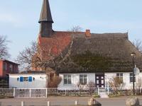 Rügen - altes Fischerhaus und Kirche in Schaprode