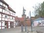 Rügen - am Bergener Markt mit Fachwerkhaus von 1538 (ältestes Haus der Stadt) und im Hintergrund die St. Marienkirche