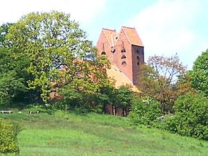 Rügen - Kirche in Göhren (unmittelbar links neben der Kirche bronzezeitliches Hügelgrab (Speckbusch)