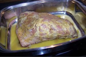 Rügen - "Falscher Gänsebraten" / gefüllter Schweinerippenbraten mit Salz, Pfeffer und Majoran würzen und zusätzlich mit Senf und etwas Honig bestreichen Rügen - "Falscher Gänsebraten" / gefüllter Schweinerippenbraten mit Salz, Pfeffer und Majoran würzen und zusätzlich mit Senf und etwas Honig bestreichen