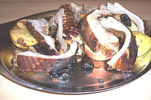 Rügen - "Falscher Gänsebraten" / gefüllter Schweinerippenbraten Rügen - "Falscher Gänsebraten" / gefüllter Schweinerippenbraten