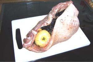 Rügen - Füllung im "Falschen Gänsebraten" / Gefüllter Schweinerippenbraten Rügen - Füllung im "Falschen Gänsebraten" / Gefüllter Schweinerippenbraten