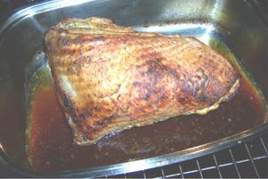 Rügen - schmoren des "Falschen Gänsebraten" / gefüllter Schweinerippenbraten Rügen - schmoren des "Falschen Gänsebraten" / gefüllter Schweinerippenbraten